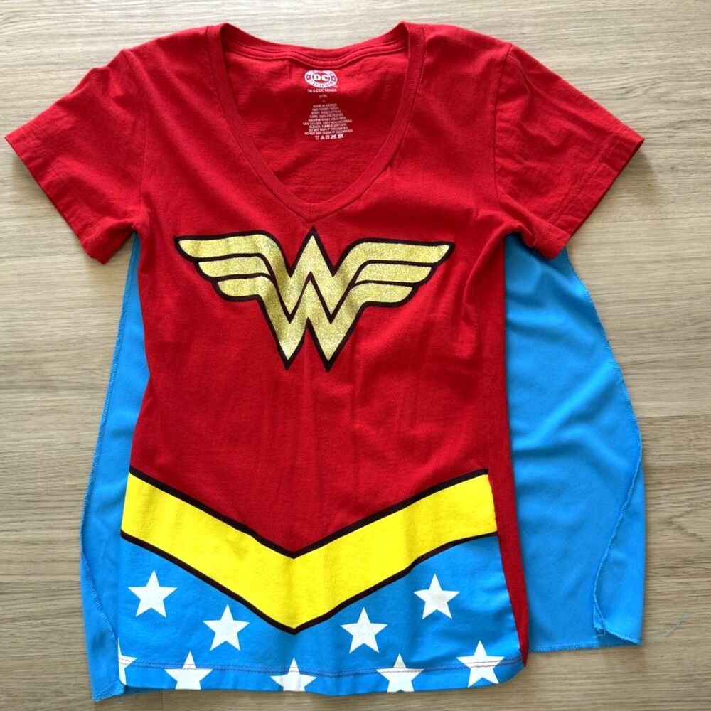 Womens Wonder Woman DC Comics V neck T-shirt with detachable Cape Small